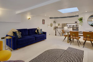 Lounge/Diner- click for photo gallery